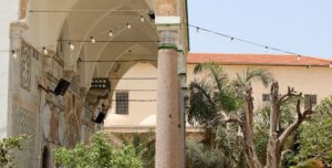 Fassade und Eingang der Al-Jazzar Moschee in Akko
